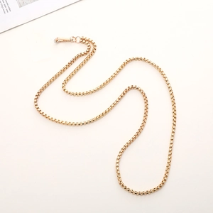 Detail of a 120cm golden metal box chain with lobster clasp for cross-body phone case