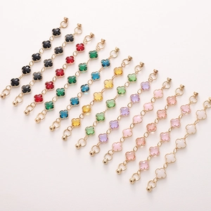 Chaîne de téléphone trèfle avec breloques en cristal coloré et finition dorée chic