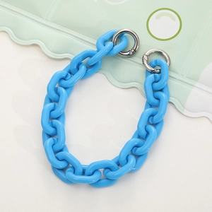 Dettaglio macro della catena in acrilico blu brillante con moschettoni a molla argento