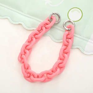 Dettaglio catena in acrilico rosa con anelli in metallo argento per borse DIY