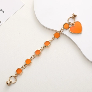 Bracelet à breloque cœur orange avec maillons hexagonaux et fermoir magnétique doré