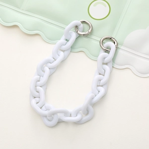 Dettaglio catena in acrilico bianco con anelli a molla per accessori fai-da-te e borse