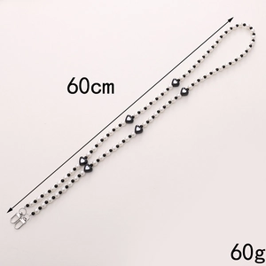 Cordino per cellulare 60cm con perle bianche e cuori neri su sfondo rosa chiaro