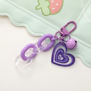 Macro di ciondolo a cuore glitter viola con catena in acrilico e piccolo campanellino