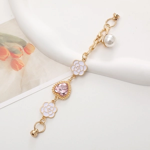 Goldenes Handy-Armband mit Kamelie, rosa Herz-Edelstein und praktischem Magnetverschluss