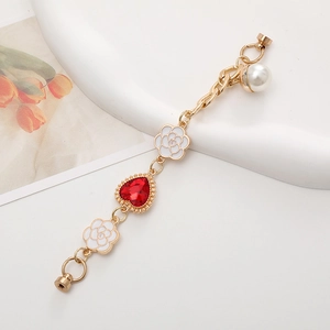 Elegante goldene Zubehörkette mit rotem Herzstein und weißen Kamelien für Handyhüllen