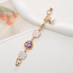 Goldene Kette mit lila Herzkristall und weißen Kamelienblüten für Handytaschen