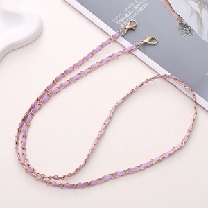 Détail de la chaîne en métal doré tressée de cuir violet clair pour sac ou mobile