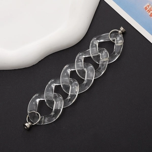 Detailsicht der transparenten Acryl-Gliederkette mit silbernen Magnet-Verschlüssen