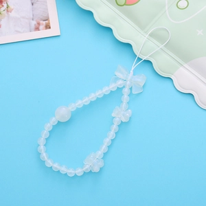 Vue détaillée de la dragonne de téléphone en perles blanches dépolies avec charms chat et nœud