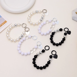 Acryl kralenketting voor telefoon met hartvormige hanger en metalen sluiting