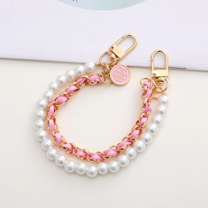 Chaîne double en perles et cuir rose avec breloque camélia pour sacs et téléphones