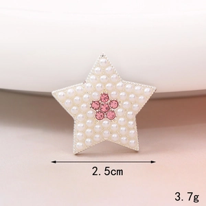 Accessorio a stella con perle e strass rosa, dettagli misura 2,5 cm e peso di 3,7 g