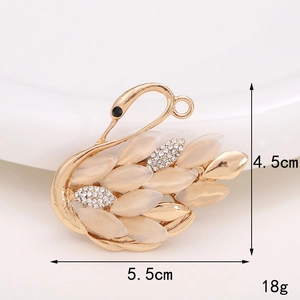 Vue détaillée d'un pendentif cygne doré avec pierres d'opale et dimensions 4.5x5.5cm