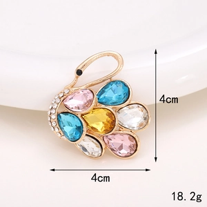 Détail du pendentif cygne en cristal dimensions 4cm et poids 18,2g sur base dorée