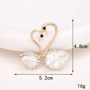 Détail d'une broche cygne dorée avec cristaux et dimensions précises indiquées