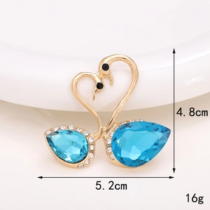 Vue détaillée de la broche cygne en cristal bleu en forme de cœur avec dimensions