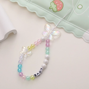 Détail d'une lanière de téléphone perlée avec papillons irisés et perles LOVE colorées