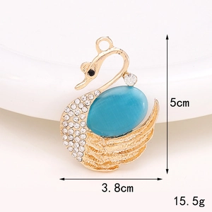 Détail du pendentif cygne avec opale bleue et cristaux, mesurant 5cm de hauteur