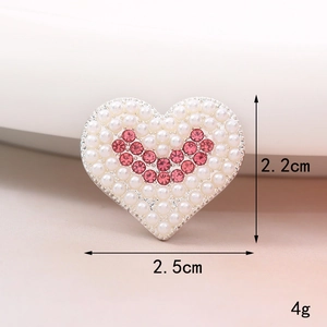 Ciondolo a cuore con strass e perle bianche per cover cellulare e decoro scarpe DIY