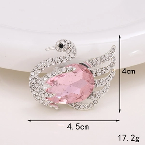 Broche cygne élégante avec base argentée, pierre rose et strass scintillants