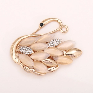 Broche cygne dorée raffinée avec pierres œil-de-chat champagne et accents de cristaux