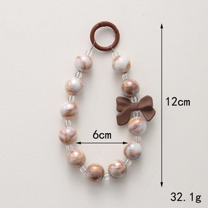 Détails de la chaîne de téléphone perlée avec perles marbrées et un pendentif noeud brun