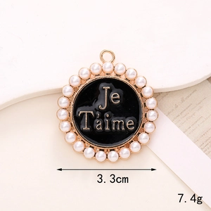 Λεπτομερής προβολή μενταγιόν Je T'aime 3,3cm με μαύρο σμάλτο και λευκά μαργαριτάρια
