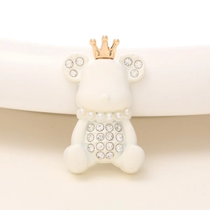 Détail d'une breloque ours avec couronne, collier de perles et strass pour bijoux DIY