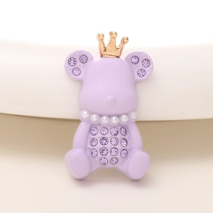 Vue détaillée d'une breloque ours lavande mate avec couronne dorée et strass violets