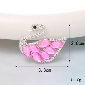 Makro-Detail einer rosa Kristall-Schwanenbrosche mit Maßen 2,8cm x 3,3cm und 5,7g Gewicht