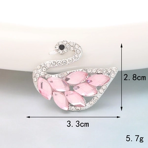 Detailansicht der Schwanenbrosche mit rosa Edelsteinen und weißen Diamanten, 2,8cm x 3,3cm