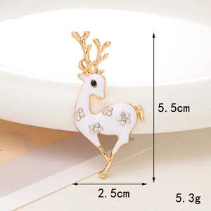 Detalle de dije de cabeza de ciervo con esmalte blanco y pedrería, mide 5,5cm x 2,5cm