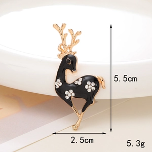 Vista detallada mostrando medidas de 5.5cm x 2.5cm del dije de ciervo en esmalte negro y strass