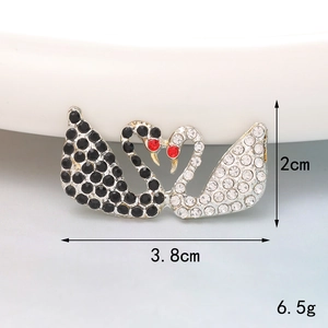 Makroaufnahme der Schwanenbrosche Maße: 3,8 cm Breite und 2 cm Höhe für Zubehör