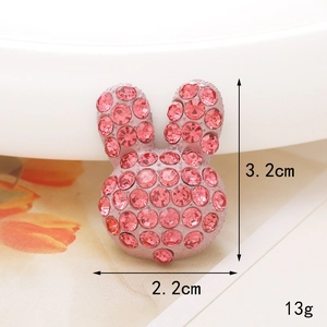 Vista macro del ciondolo a testa di coniglio con strass rosa che mostra le dimensioni 3,2x2,2 cm
