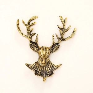 Colgante de cabeza de ciervo dorado vintage con textura de metal estilo retro
