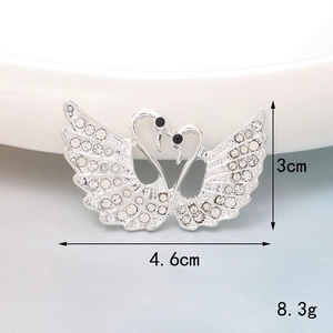 Detailansicht der Schwanenbrosche Maße 4,6cm x 3cm mit funkelnden Strasssteinen