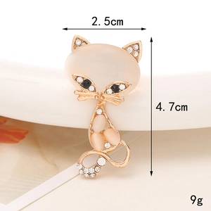 Vista detallada del broche de gato con strass y dimensiones de 2,5 cm por 4,7 cm