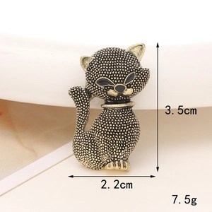 Vista detallada de un dije de gato vintage de aleación con medidas 3,5x2,2 cm y peso 7,5 g