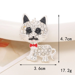 Detalle macro de gato con diamantes y lazo rojo, medidas 4,7 cm por 3,6 cm