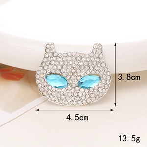 Vista detallada del dije de gato con diamantes de imitación y ojos azules, 4,5 cm x 3,8 cm