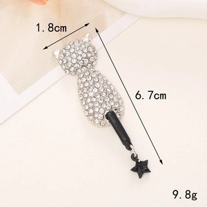Dimensiones detalladas del dije de gato de aleación con diamantes de 1,8 cm por 6,7 cm