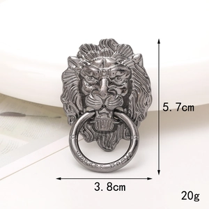 Detalle macro de colgante cabeza de león plata vintage con anillo grabado de Wonder Homie