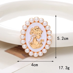Dettaglio di una spilla cammeo vintage con perle, dimensioni 5,2x4 cm, peso 17,3 g