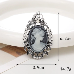 Dettaglio del ciondolo cammeo retrò da 6,2cm con cornice di strass e finitura antica