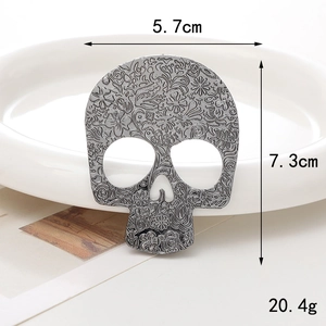 Dettaglio teschio d'argento retrò con incisione floreale misura 5,7 cm per 7,3 cm