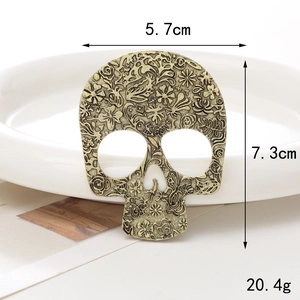 Vista macro dettagliata del teschio in bronzo vintage con rilievi floreali per custodie DIY