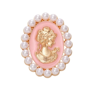 Spilla cammeo vintage con smalto rosa, silhouette dorata e bordo di perle bianche