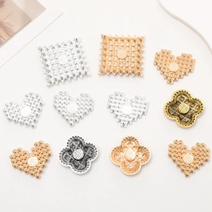 Ciondoli fai-da-te in metallo a forma di cuore e quadrati in oro, argento e oro rosa
